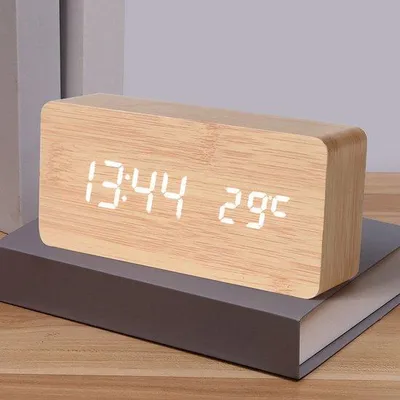 Obrázok produktu pre Digitálny drevený teplomer s jasnými LED číslicami a ukazovateľom teploty.
