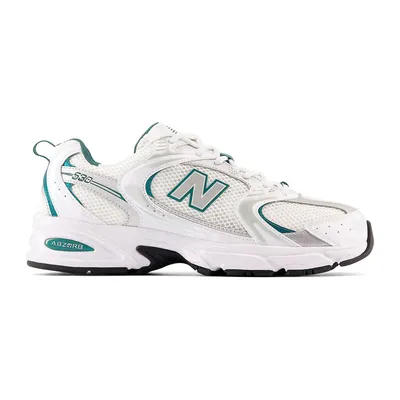 Produktbild von Kaufen Sie den New Balance MR530AB Silver Metallic bei Kicksshop. Sportlicher silberner Uni-Sneaker mit Retro-Running-Design und bequemer Passform.