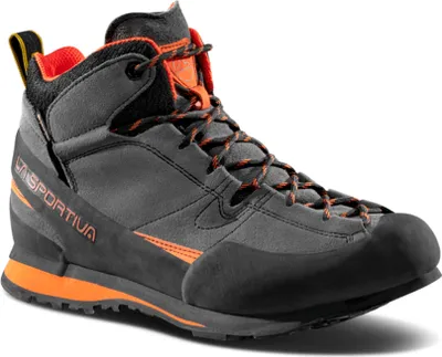 Schwarzer Boulder X Mid GTX Zustiegsschuh von La Sportiva mit orangefarbenen Akzenten und Schnürung.