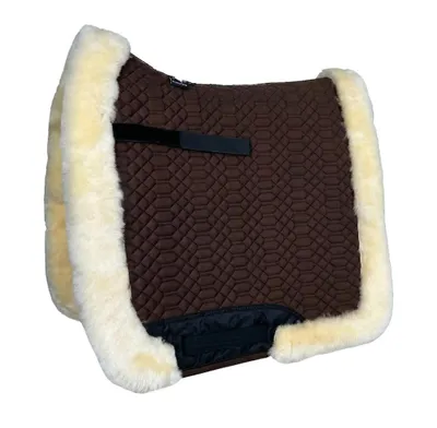 Produktbild von Engel Reitsport Lammfell Schabracke SCHABRA3 Fellrand rundherum Fell unten komplett Mocca Med./Natur D (Dressur)