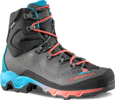 Aequilibrium Trek Woman Gtx von La Sportiva; hoch geschnittener Wanderschuh für Damen in Grau mit blauen und roten Akzenten.