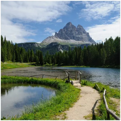 Produktbild von Wallario Premium Glasbild, freischwebende Optik, kräftige Farben, Größe 30 x 30 cm Motiv See in Berglandschaft