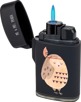 Produktbild von Mr. & Mrs. Panda Feuerzeug Eule Federschmuck - Schwarz - Geschenk, anzünder, Waldtiere, Owl, sturmfeuerzeug, zigarettenanzünder, Entspannt, sturmfeuerzeuge, Abenteuer