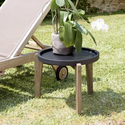 Produktbild von HECTOR – Beistelltisch, 55x52 cm, Tischplatte aus mattem schwarzem Beton, Beine aus Akazie. HECTOR