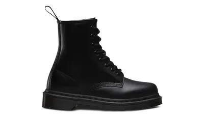 Produktbild von Kaufen Sie die Dr. Martens 1460 Mono Smooth Schwarz bei Kicksshop. Robuster schwarzer Damenstiefel mit komplett schwarzer AirWair-Sohle und ikonischem Design.