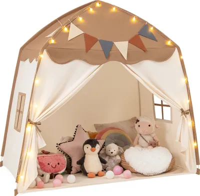 Zdjęcie produktu dla COSTWAY domek do zabawy, namiot do zabawy dla dzieci z flagami i lampkami, domek do zabawy dla dzieci 3+ 157x98x148cm brązowy