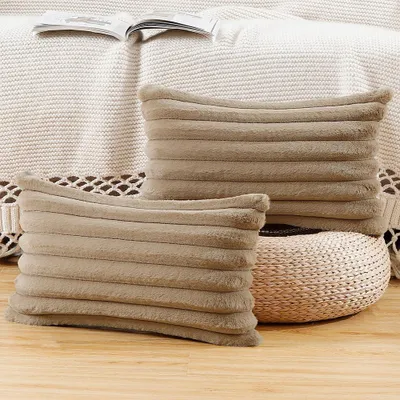 Produktbild von Set mit 2 dekorativen Kissenbezügen aus Kunstfell, weich und flauschig mit Streifenmuster für Sofa und Schlafzimmer, Muschelbraun, 30 x 50 cm