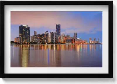 Produktbild von Panorama der Stadt am Wasser– Wandbild mit Rahmen – Gerahmtes Bild  – Wanddekoration – 60x40 cm –  Schwarz Rahmen