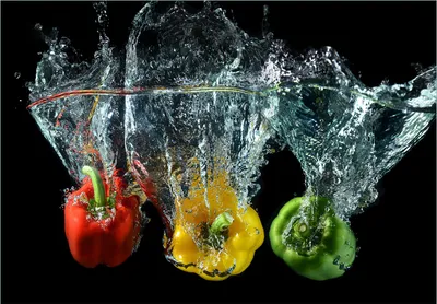 Produktbild von Wallario Fototapete Vliestapete, seidenmatte Oberfläche, einfache Verarbeitung, Größe 350 x 245 cm, Motiv Paprika-Mix - frische Paprika in rot, gelb und grün im Wasser