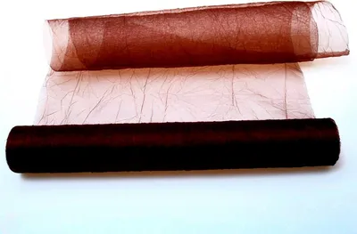 Produktbild von Tischband aus Crashorganza in Braun, 28 cm breit, 5 Meter auf der Rolle. Das breite Material ist die perfekte Basis für fantasievolle und festliche Tischdekorationen.