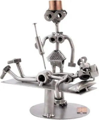 Immagine prodotto di Figurina in metallo realizzata a mano raffigurante un'infermiera – Oggetto decorativo unico