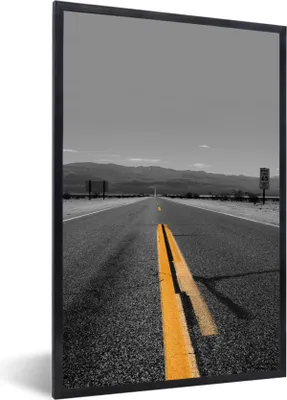Produktbild von MuchoWow® Gerahmtes Poster Schwarz-Weiß-Foto einer Straße mit gelben Linienmarkierungen 40x60 cm - Poster mit Schwarzem Bilderrahmen Wandposter Rahmen Foto Bilder - Papierdruck - Wandbilder