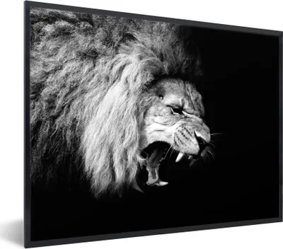 Produktbild von MuchoWow® Gerahmtes Poster Löwe - Porträt - Schwarz - Weiß - Tiere 80x60 cm - Poster mit Schwarzem Bilderrahmen Wandposter Rahmen Foto Bilder - Schwarzem - Mit Gestell