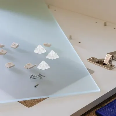 Produktbild von 10 transparente Acryl-Winkelhalterungen mit Schrauben, Eckverstrebungen zur einfachen Montage an Möbelboxen und kleinen Regalen
