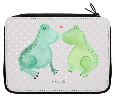 Produktbild von Mr. & Mrs. Panda Etui Frosch Liebe - Grau Pastell - Geschenk, Mäppchen, Federmäppchen, Froschkönig, Bleistiftetui, Hochzeitstag, Federmappe, Frösche, Freundin, Stifte