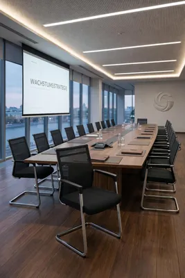 Produktbild von Eleganter Konferenzstuhl mit Mesh-Rückenlehne und Metallgestell
