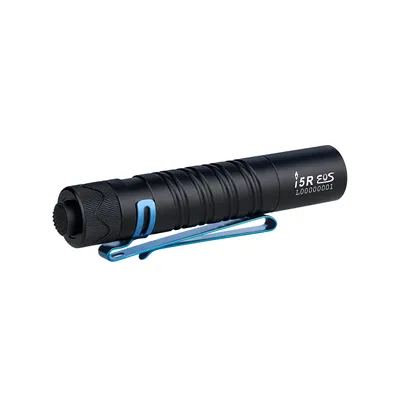 Immagine prodotto di Torcia Olight I5R EOS 350 lumen LED bianco freddo portata 64 metri e 37 ore di autonomia con interruttore a coda Batteria da 1420 mAh ricaricabile via USB nero