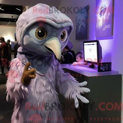 Produktbild von Maskottchen REDBROKOLY einer Lavendelharpyie mit Kapuzenpullover und Mütze