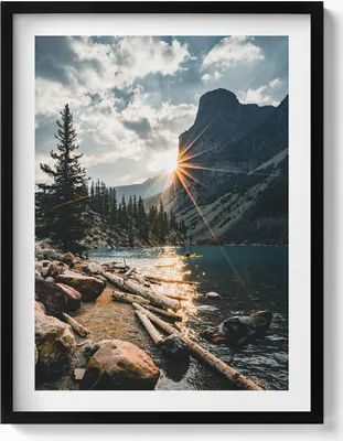 Produktbild von Berglandschaft im Sonnenschein– Wandbild mit Rahmen – Gerahmtes Bild  – Wanddekoration – 60x80 cm –  Schwarz Rahmen