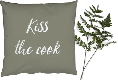 Produktbild von MuchoWow® Zierkissen Sofakissen Wohnzimmer Dekokissen 40x40 cm Zitate - Küss den Koch - Sprichwörter - Kuss - Foto Kissen - Schlafzimmer Dekoration