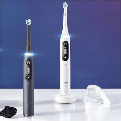 Produktbild von iO7 Series Electric Toothbrush Duo Pack Black Onyx and White with Extra Handle