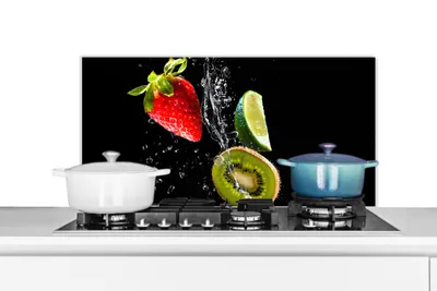 Produktbild von KitchenYeah®  Spritzschutz Küche - Küchenrückwand - Wandschutz für Herd und Spüle - Obst - Wasser - Schwarz - Stillleben Erdbeere - Kiwi 90x45 - Alu-Dibond (Alternative zum Spritzschutz aus Glas) - Hi