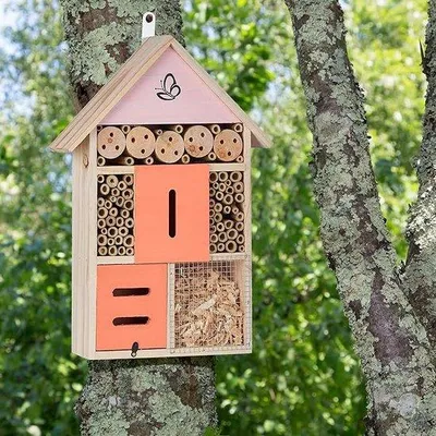 Productafbeelding van Famanu insectenhotel, ontworpen met natuurlijke materialen - Geschikt voor bijen, lieveheersbeestjes en vlinders - Om op te hangen, afmetingen: 48 x 31 x 10 cm