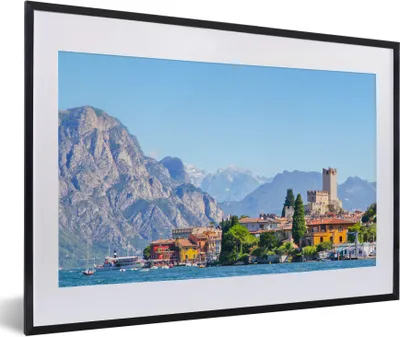Produktbild von MuchoWow® Gerahmtes Poster Gardasee - Berg - Stadt 60x40 cm - Poster mit Schwarzem Bilderrahmen Wandposter Rahmen Foto Bilder - Schlafzimmer - Plakat in Rahmen - Drucken