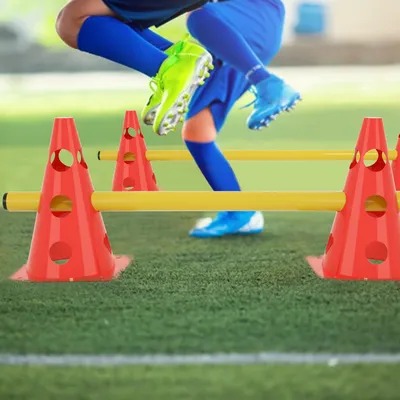 Produktbild von YZNAHRE 6er Steckhürdenset 12 Kegel + 6 Stangen Agility Hürden Steckhürden Set Höhenverstellbar für Hunde, Kinder, Fussball Koordinationstraining