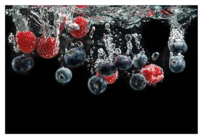 Produktbild von Wallario Premium Glasbild, freischwebende Optik, kräftige Farben, Größe 90 x 60 cm Motiv Waldfrüchte im Wasser