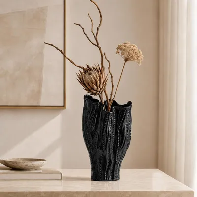 Image de Vase en céramique, design moderne, noire, décorative, idéale pour le salon