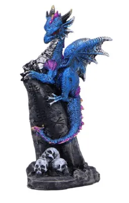 Blauer Drache, der sich um eine dunkle, runenverzierte Säule windet. Er ist in leuchtenden Blautönen