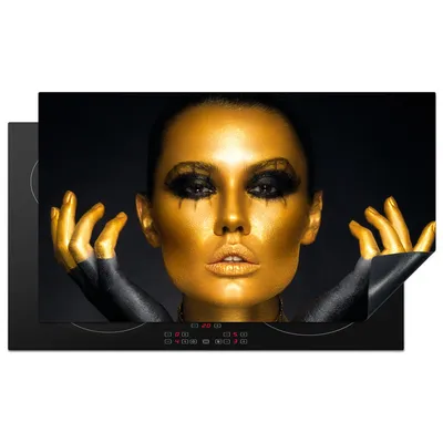 Produktbild von KitchenYeah© Herdabdeckplatte Frau - Porträt - Gold - Luxus - Schwarz , 91x52cm, Küche Deko, Glaskeramikkochfeld Herdabdeckung, Abdeckplatte fùr Kochfeld