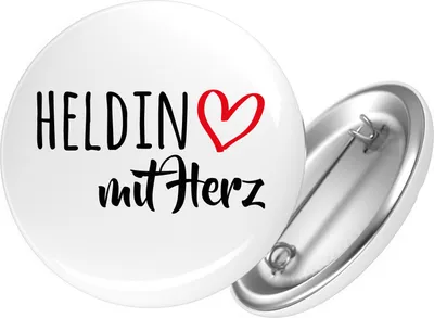 Produktbild von Huuraa Button Heldin mit Herz 59mm rund mit Sicherheitsnadel Ansteckbutton Geschenkidee