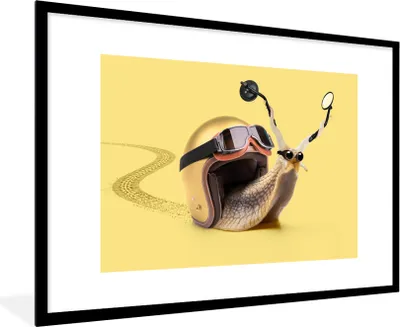 Produktbild von MuchoWow® Gerahmtes Poster Schnecke - Tiere - Helm - Gelb - Spiegel 90x60 cm - Poster mit Schwarzem Bilderrahmen Wandposter Rahmen Foto Bilder - Wanddekoration - Fotos