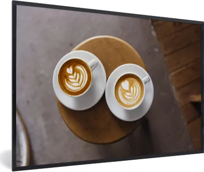 Produktbild von MuchoWow® Gerahmtes Poster Zwei Tassen Kaffee mit Latte Art werden von oben angezeigt 60x40 cm - Poster mit Schwarzem Bilderrahmen Wandposter Rahmen Foto Bilder - Printing - Wanddeko Schlafzimmer