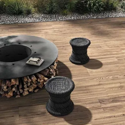 Imagen del producto de CASA39. Gres porcelánico con efecto madera, color marrón, dimensiones 20x120 cm. Modelo: Yakisugi