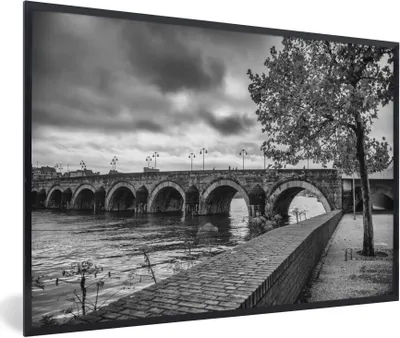 Produktbild von MuchoWow® Gerahmtes Poster Brücke - Maastricht - Schwarz - Weiß 90x60 cm - Poster mit Schwarzem Bilderrahmen Wandposter Rahmen Foto Bilder - Fotorahmen - Foto-Plakat