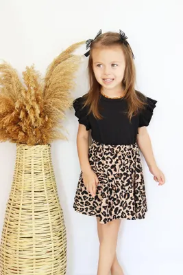 Produktbild von Kleid mit Leopardenmuster - kurzärmeliges Kleid mit Rüschensaum und Haarspange