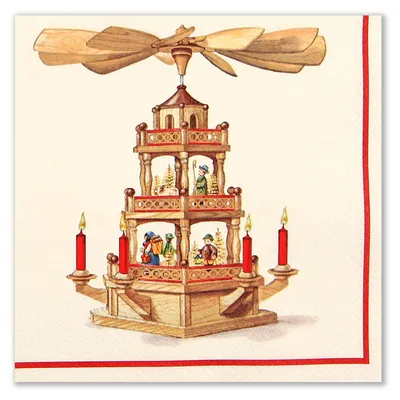 Auf der Serviette ist eine traditionelle Weihnachtspyramide mit mehreren Etagen zu sehen die mit Figuren und brennenden roten Kerzen geschmückt ist und oben von einem großen Propeller gekrönt wird