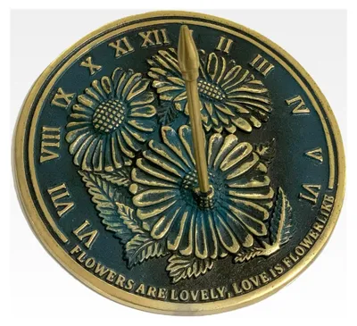 Produktbild von Sonnenuhr aus massivem Messing mit Blumenmotiv, 25,4 cm Durchmesser und Grünspan-Highlights