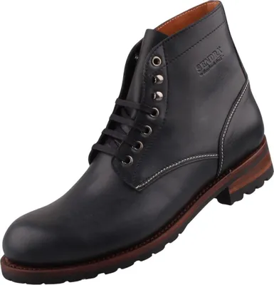 Das Bild zeigt einen schwarzen Stiefel der von der Seite betrachtet wird. Die Oberfläche des Stiefels ist glatt und weist eine elegante Form auf.