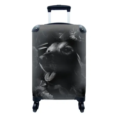 Produktbild von MuchoWow® Koffer Handgepäck Trolley Rollkoffer Kleine Reisekoffer mit 4 Rollen - Botanischer Hund vor dunklem Hintergrund - schwarz und weiß - Cabin Size < 55x40x23 cm & 55x40x20 cm - Fotokoffer - Kabinenkoffer - Boardgepäck - Reise-Box - Reisekoffer - Reisegepäck - Koffer mit Bild - Trolley für Kinder