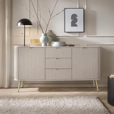 Produktbild von Kommode Porto 2D3S 168 cm Cashmere mit Zwei Türen, Drei Schubladen und Goldenen Metallfüßen, KI-generiertes Bild
