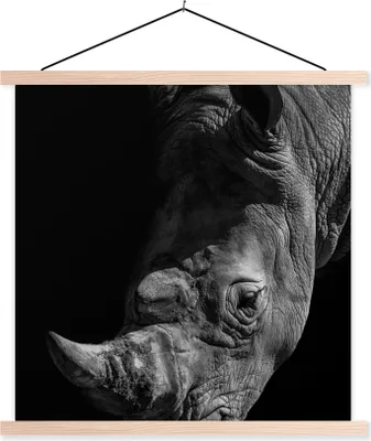 Produktbild von MuchoWow® Textilposter Nahaufnahme eines Nashorns auf schwarzem Hintergrund 60x60 cm mit holzfarbenen Rahmen - Wanddekoration