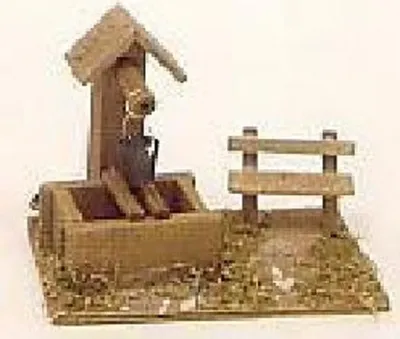 Aus Holz gefertigte Szene mit Beleuchtung. Im Mittelpunkt steht eine Tränke mit Dach.