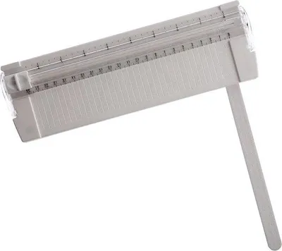 Image de Allecto a été supprimé car il s'agit d'un nom de marque. 
Coupe-papier portable pour formats A4 et A5 - Outil de scrapbooking - Coupe-étiquettes et coupe-papier cartonné avec coupe-photos se traduit par :
Coupe-papier portable pour formats A4 et A5 - Outil de scrapbooking - Coupe-étiquettes et coupe-papier cartonné avec coupe-photos