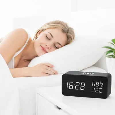 Produktbild von LED-Tischuhr mit Wecker, Digitaluhr in Holzoptik mit Temperatur- und Luftfeuchtigkeitsanzeige, kabelloses Laden, 3 Alarme, USB, 12/24 Std.