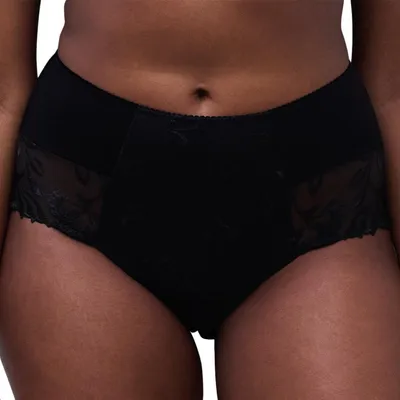 Image de Slip Chantelle Majestic : détails de broderie florale, matière légère, coupe confortable