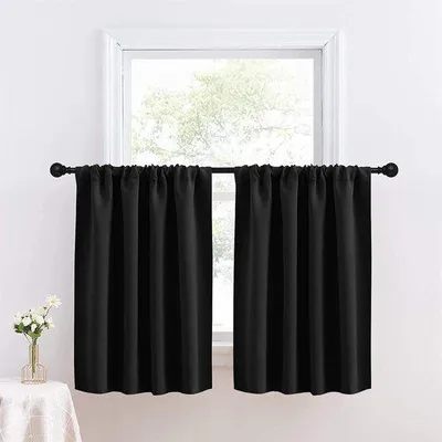 Zdjęcie produktu dla Uniqoos® Krótka zasłona zaciemniająca, z kieszenią na karnisz (5 cm), czarna, 76 cm (szerokość) x 92 cm (długość), 1 sztuka, do kuchni i łazienki